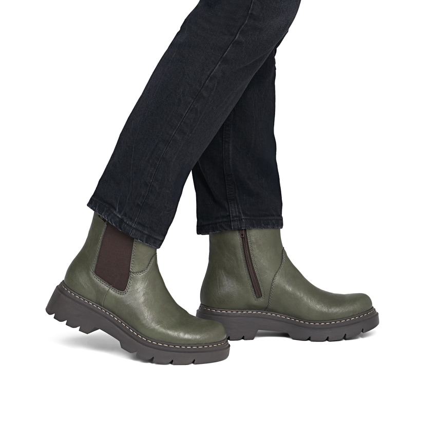 Dunkelgrüne Rieker Damen Chelsea Boots 76750-54 mit einem Reißverschluss. Schuh am Fuß.
