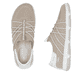 Beige Rieker Damen Slipper 42450-62 mit einem Gummizug sowie der Extraweite H. Schuh von oben, liegend.
