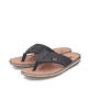 Schwarze Rieker Herren Zehentrenner 21084-00 mit der Komfortweite G. Schuhpaar seitlich schräg.