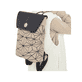 Sac à dos Rieker H1391-62 en beige avec motif stylé, finition mate, fermeture magnétique, poche pour téléphone portable et ordinateur portable. Porté.