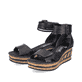 Schwarze Rieker Keilsandaletten 68194-00 mit trendigen Schnalle. Schuhpaar seitlich schräg.
