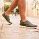 Grüne Rieker Herren Slipper B6658-52 mit Ready2GO Slip-in Feature sowie Gummizug. Schuh am Model.