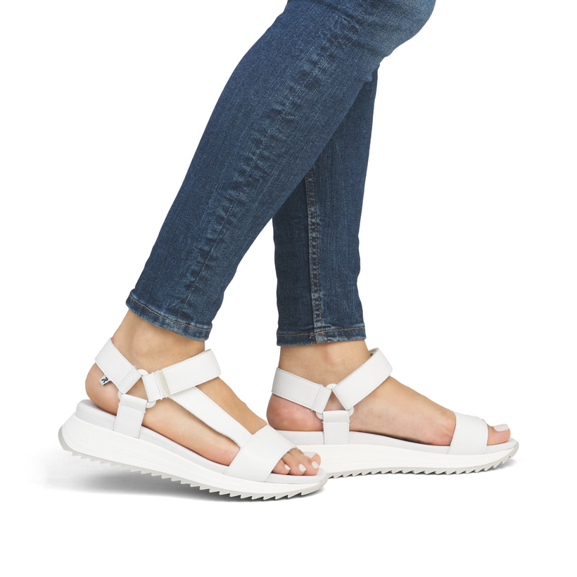 Weiße Rieker Damen Trekkingsandalen W2951-80 mit einem Klettverschluss. Schuh am Fuß.