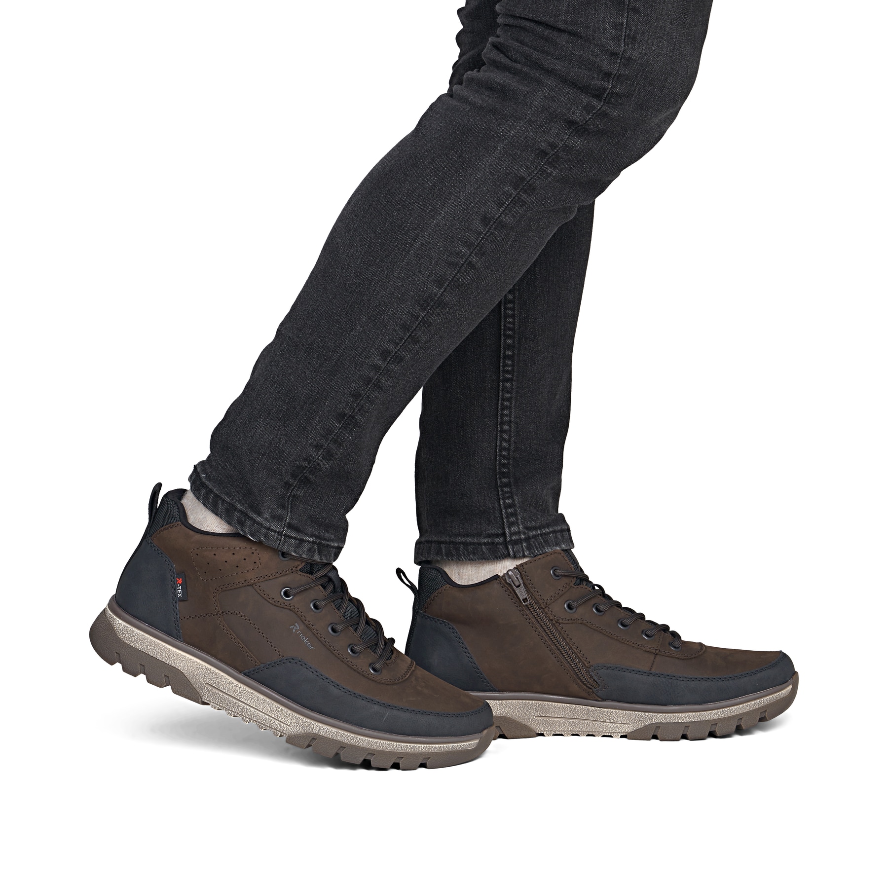 Schwarz-dunkelbraune Rieker Herren Sneaker High B9303-25 aus Rauleder. Schuh am Fuß.