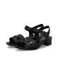 Schwarze Rieker Riemchensandaletten 62685-00 mit trendigen Schnalle. Schuhpaar seitlich schräg.