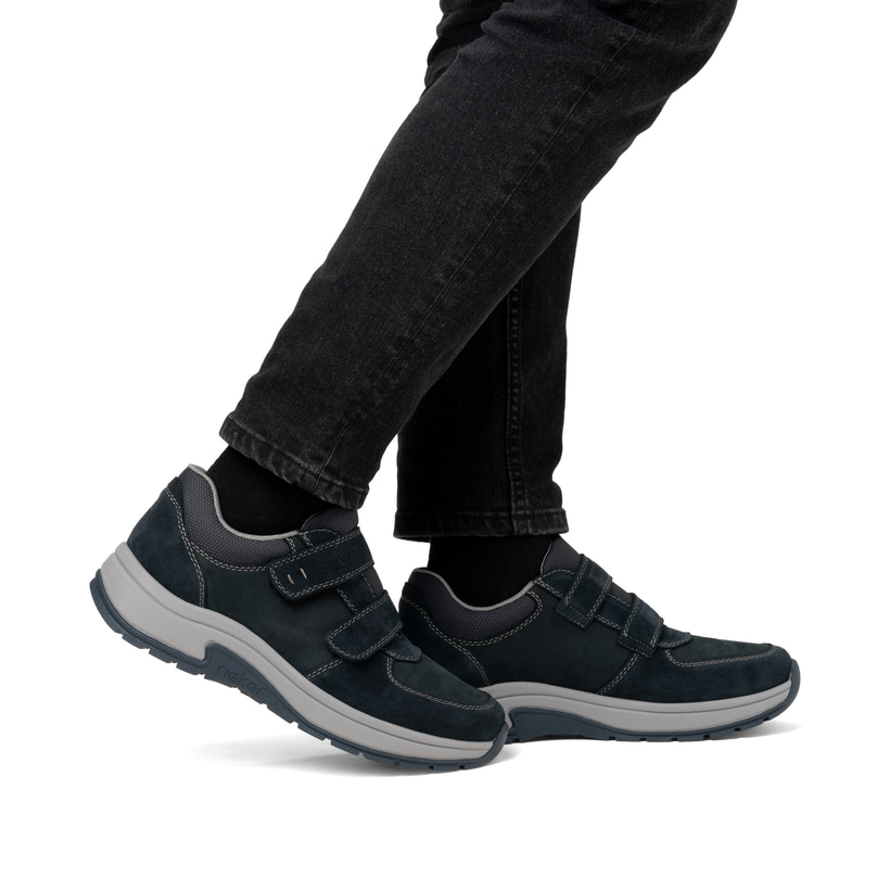 Mocassins Rieker bleus homme 11051-14 en cuir suédé avec fermeture velcro. Chaussure au pied.