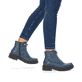 
Himmelblaue Rieker Damen Schnürstiefel 78240-14 mit einer robusten Profilsohle. Schuh am Fuß