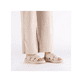 Beige Rieker Damen Pantoletten V3089-62 mit Gummizug sowie ultraleichter Sohle. Schuh am Fuß.