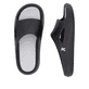 Schwarze Rieker Herren Pantoletten U3450-00 mit einer ultraleichten Sohle. Schuh von oben, liegend.