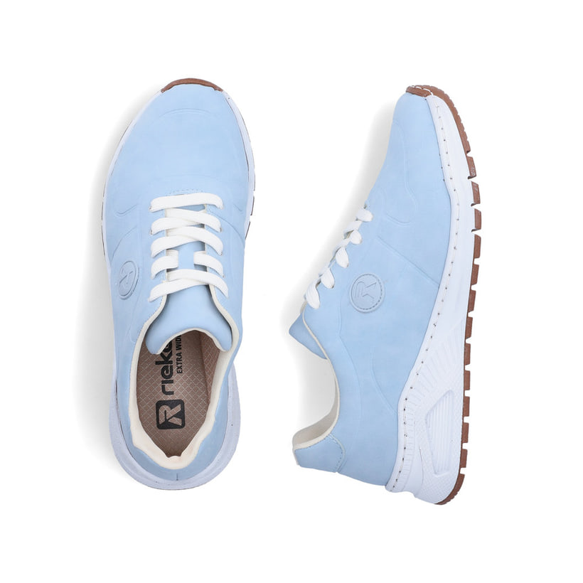 Blaue Rieker Damen Sneaker Low M4903-12 mit abgesetztem Logo sowie Schnürung. Schuh von oben, liegend.