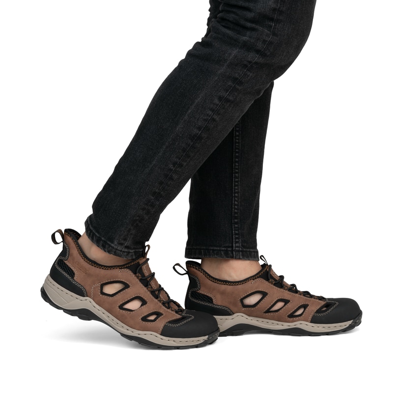 Braune Rieker Herren Slipper 08078-24 mit easy Hineinschlüpf-Möglichkeit. Schuh am Fuß.