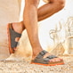 Graue Rieker Herren Pantoletten 21190-40 mit einem Schnallen sowie Extraweite H. Schuh am Model.