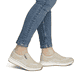 Beige Rieker Damen Sneaker Low L5854-62 mit Reißverschluss sowie Extraweite H. Schuh am Fuß.
