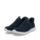Blaue Rieker Herren Slipper B6659-14 mit Ready2GO Slip-in Feature sowie Gummizug. Schuhpaar seitlich schräg.
