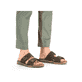 Braune Rieker Herren Pantoletten 24394-25 mit modernen Ziernähten. Schuh am Fuß.