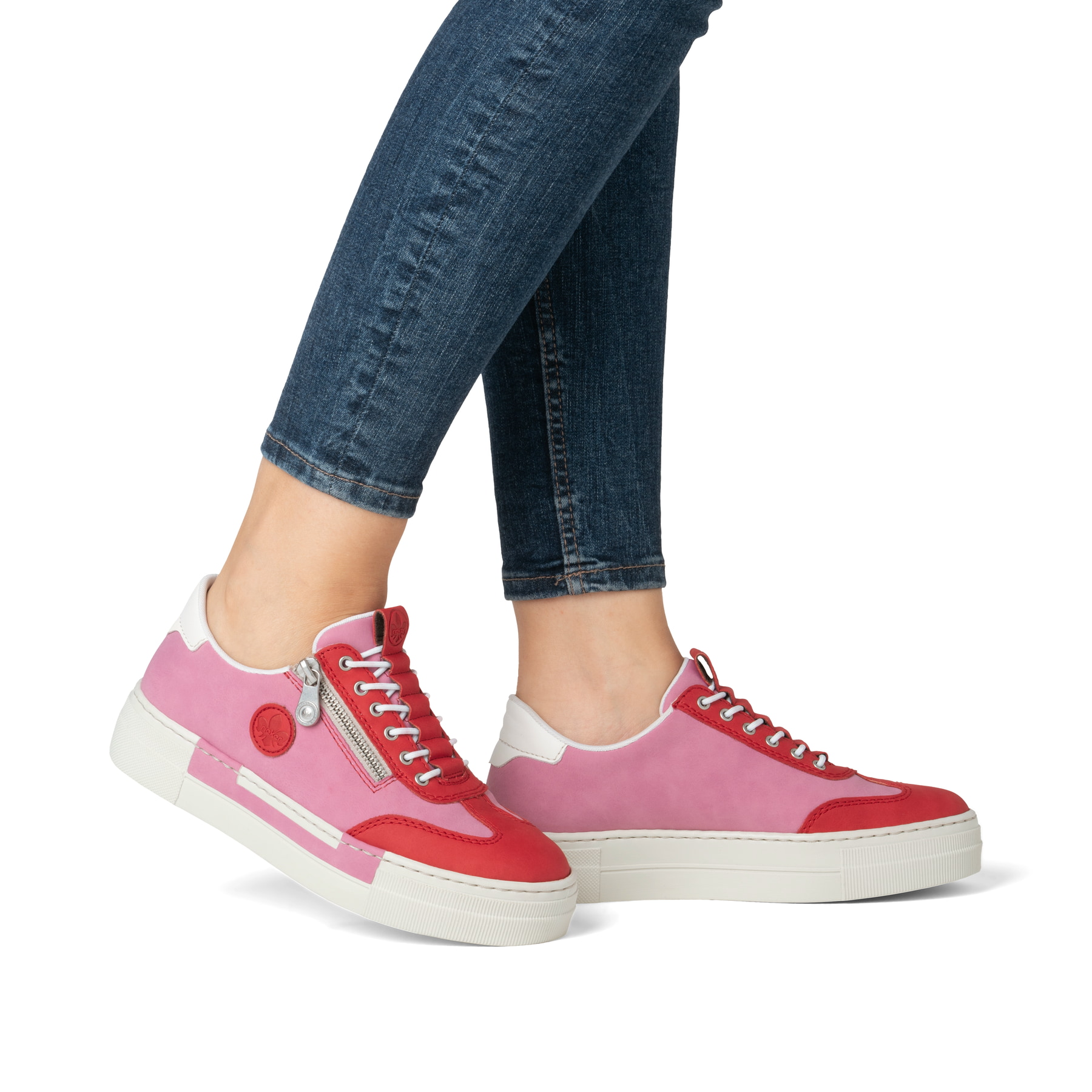Rote Rieker Damen Sneaker Low N4952-31 mit einem Reißverschluss. Schuh am Fuß.