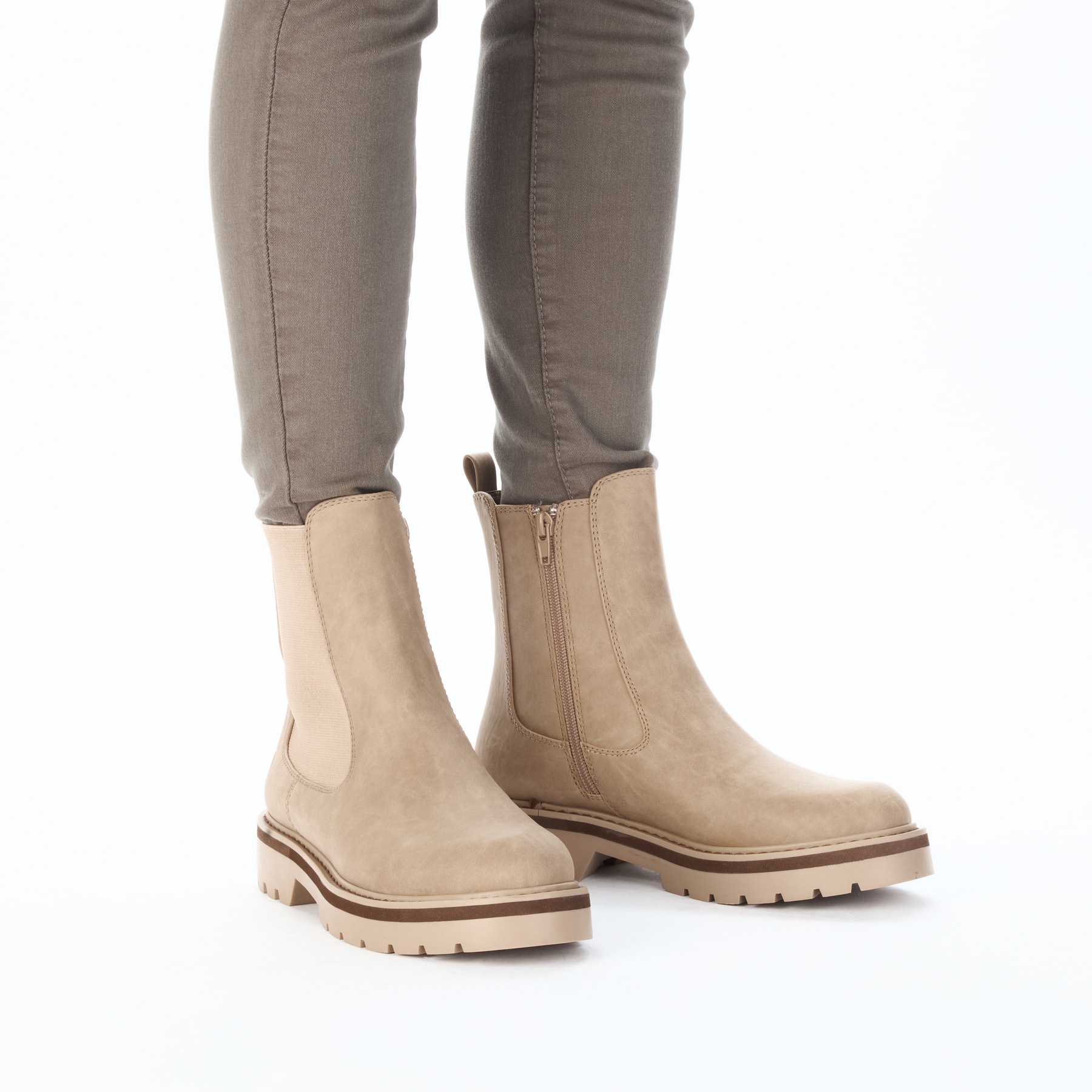 Dunkelbeige Rieker Damen Chelsea Boots 91580-20 mit einem Reißverschluss. Schuh am Fuß.