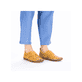 Gelbe Rieker Damen Slipper M2852-68, Barfußschuhe mit einem Gummizug. Schuh am Fuß.