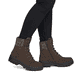 Dunkelbraune Rieker Damen Schnürstiefel X8233-25 aus Rauleder. Schuh am Fuß.