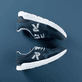 Blaue Rieker Herren Sneaker Low 09100-14 mit einer Gummischnürung. Schuhpaar seitlich liegend auf blauem Hintergrund.