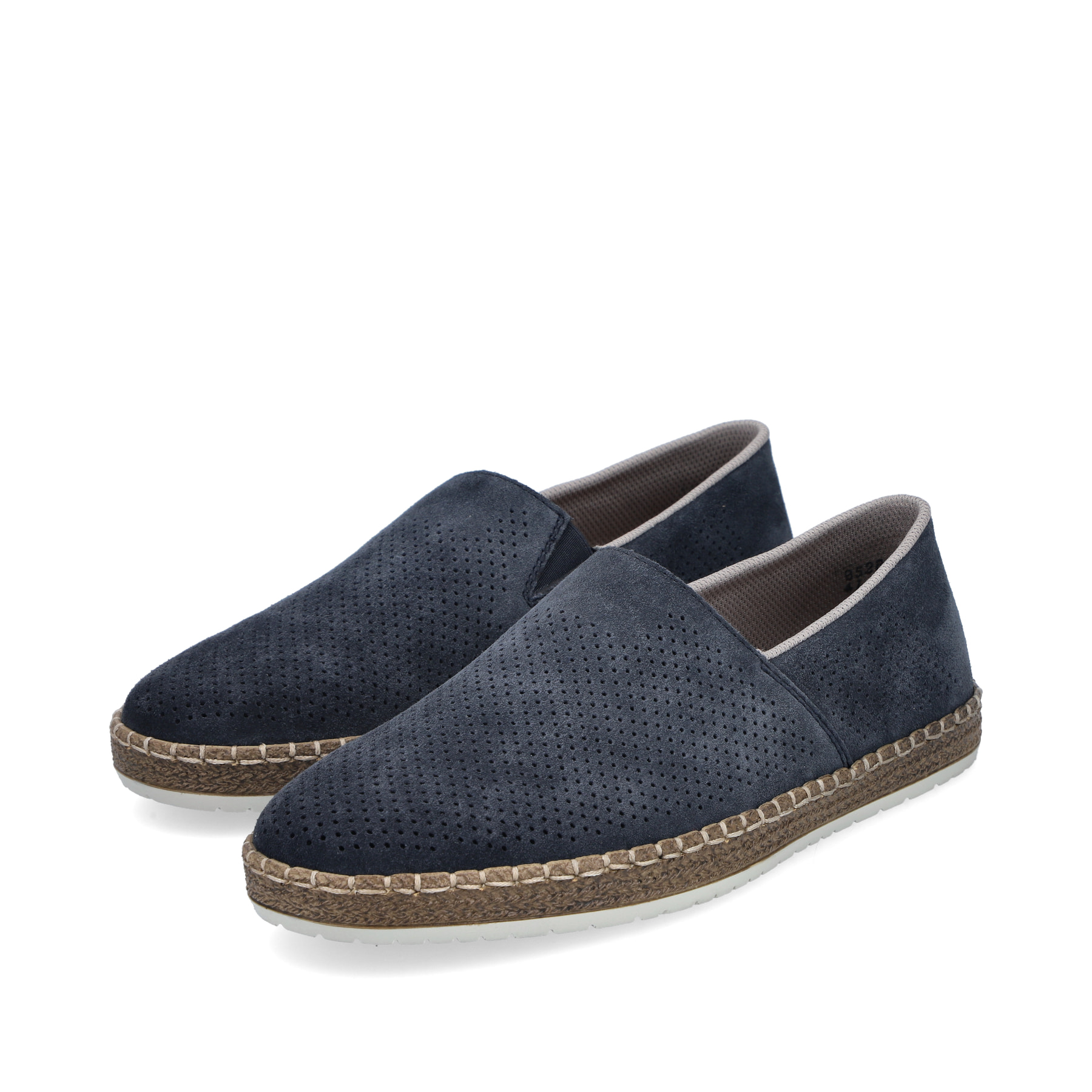 Blaue Rieker Herren Slipper B5285-14 mit einem Gummizug sowie Komfortweite G 1/2. Schuhpaar seitlich schräg.
