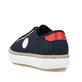 Blaue Rieker Damen Sneaker Low M2926-14 mit Schnürung sowie weißem Logo. Schuh von hinten.