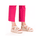 Beige Rieker Damen Riemchensandalen V1063-60 mit trendigen Schnalle. Schuh am Fuß.