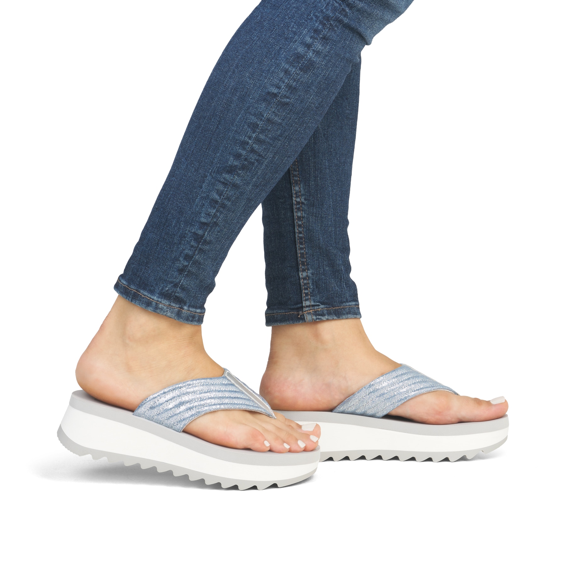 Blaue vegane Rieker Damen Zehentrenner W3054-14 mit leichter und griffiger Sohle. Schuh am Fuß.
