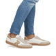 Weiße Rieker Herren Sneaker Low U2200-81 mit Schnürung sowie abriebfester Sohle. Schuh am Fuß.