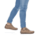 Beige Rieker Herren Schnürschuhe 03010-64 mit Reißverschluss sowie Extraweite H. Schuh am Fuß.