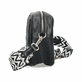 Rieker Handtasche H1500-00 in Schwarz mit Steppoptik in Rautenmuster und Reißverschluss. Linksseitig.