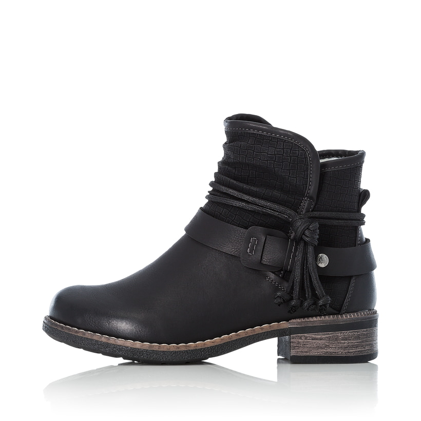 Nachtschwarze Rieker Damen Kurzstiefel 94689-00 mit einer Profilsohle mit Blockabsatz. Schuh Außenseite