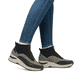 Schwarze Rieker Damen Sneaker High N9362-54 mit einer strapazierfähigen Sohle. Schuh am Fuß.