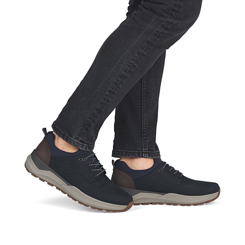 Mocassins Rieker bleus homme 06050-14 en cuir suédé avec bande élastique. Chaussure au pied.