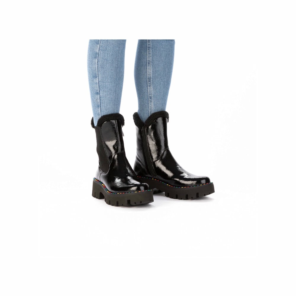 Schwarze Rieker Damen Chelsea Boots Y3350-00 mit einem Reißverschluss. Schuh am Fuß.