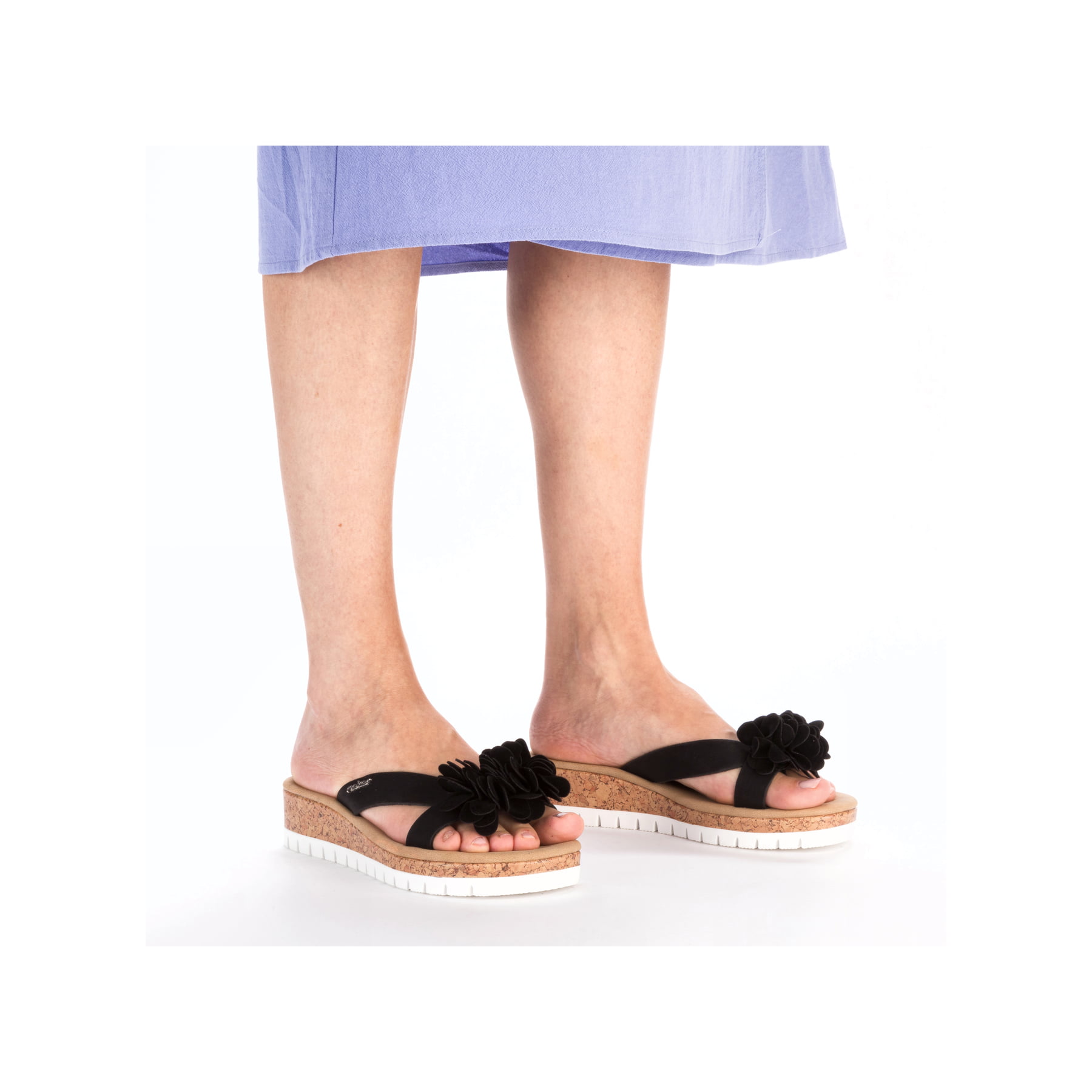 Tiefschwarze Rieker Damen Zehentrenner V4391-00 mit dekorativer Blume. Schuh am Fuß.