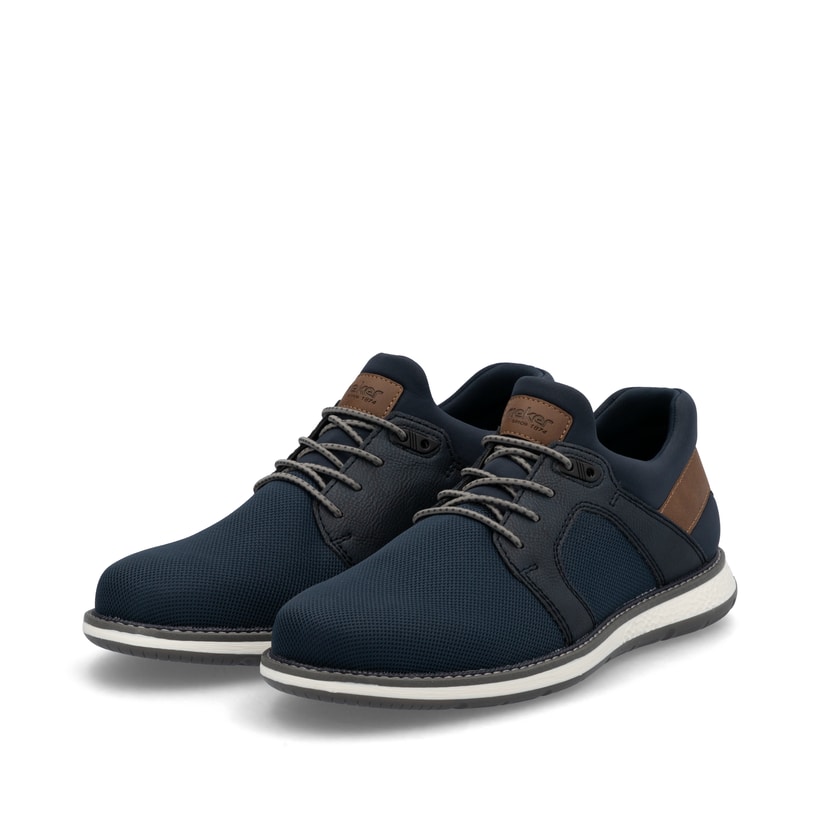 Blaue Rieker Herren Slipper 04452-14 mit einem Gummizug sowie Komfortweite G 1/2. Schuhpaar seitlich schräg.