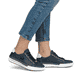 Blaue Rieker Damen Schnürschuhe L7210-14 mit einer herausnehmbaren Einlegesohle. Schuh am Fuß.