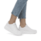 Weiße Rieker Damen Sneaker Low W0500-81 mit ultra leichter und dämpfender Sohle. Schuh am Fuß.