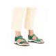 Grüne Rieker Damen Trekkingsandalen 68871-52 mit einem Klettverschluss. Schuh am Fuß.