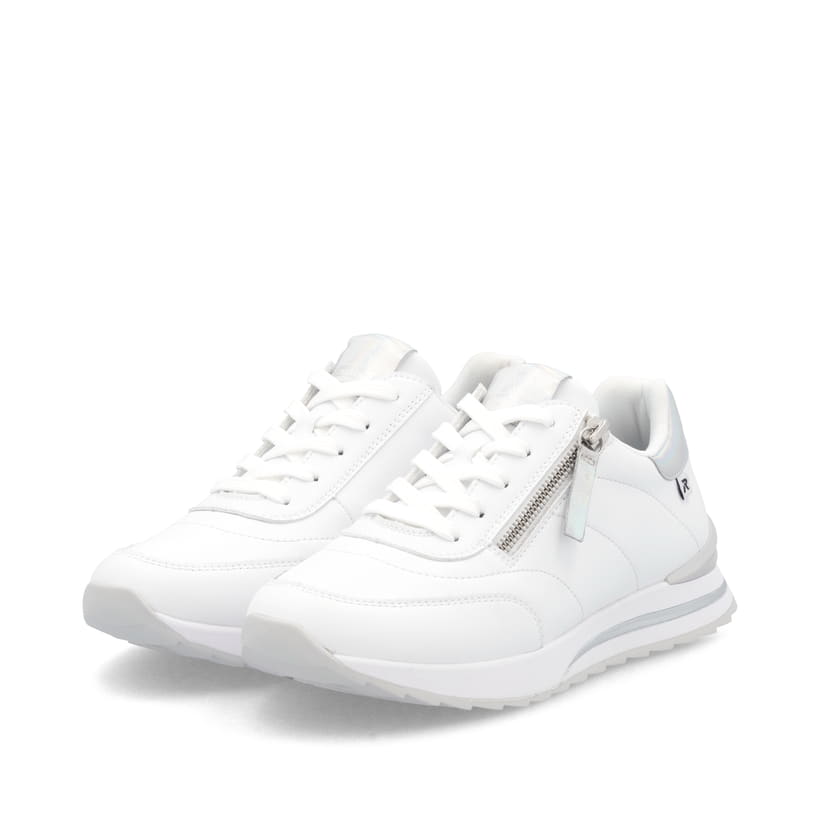 Weiße Rieker Damen Sneaker Low W2402-80 mit einem Reißverschluss. Schuhpaar seitlich schräg.