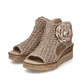 Beige Rieker Keilsandaletten 63791-60 mit dekorativer Blume sowie Reißverschluss. Schuhpaar seitlich schräg.