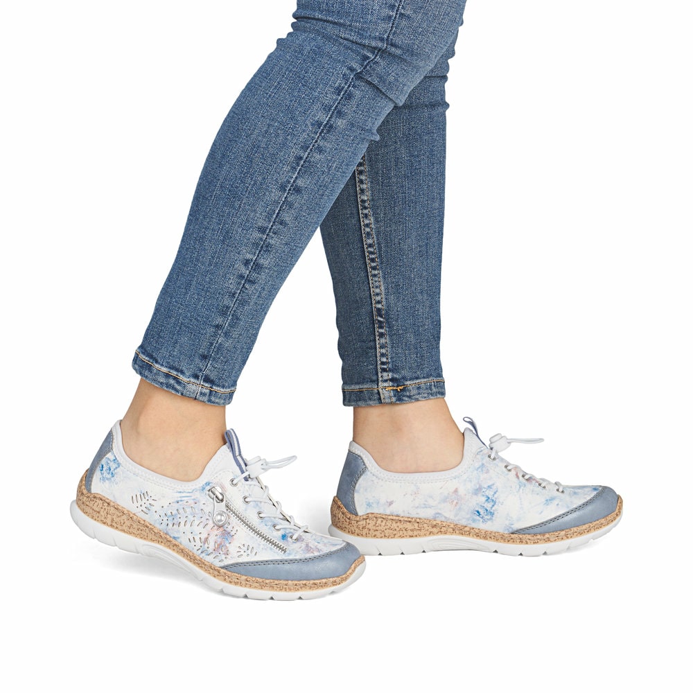 Mehrfarbige Rieker Damen Slipper N42K6-90 mit Deko-Reißverschluss sowie Gummizug. Schuh am Fuß.