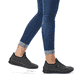 Graue Rieker Damen Slipper 51568-45 mit Gummischnürung sowie geprägtem Logo. Schuh am Fuß.