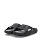 Schwarze Rieker Damen Pantoletten W3450-00 mit flexibler und ultraleichter Sohle. Schuhpaar seitlich schräg.