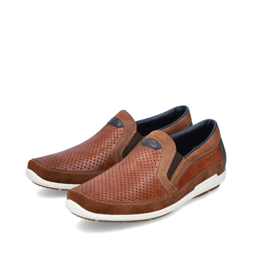 Braune Rieker Herren Slipper 09055-22 mit Elastikeinsatz sowie Löcheroptik. Schuhpaar seitlich schräg.