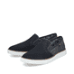Blaue Rieker Herren Slipper B2265-14 mit einem Gummizug sowie Komfortweite G 1/2. Schuhpaar seitlich schräg.