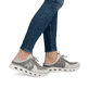 Graue Rieker Damen Clogs M6069-45 mit einem Gummizug sowie einer flexiblen Sohle. Schuh am Fuß.
