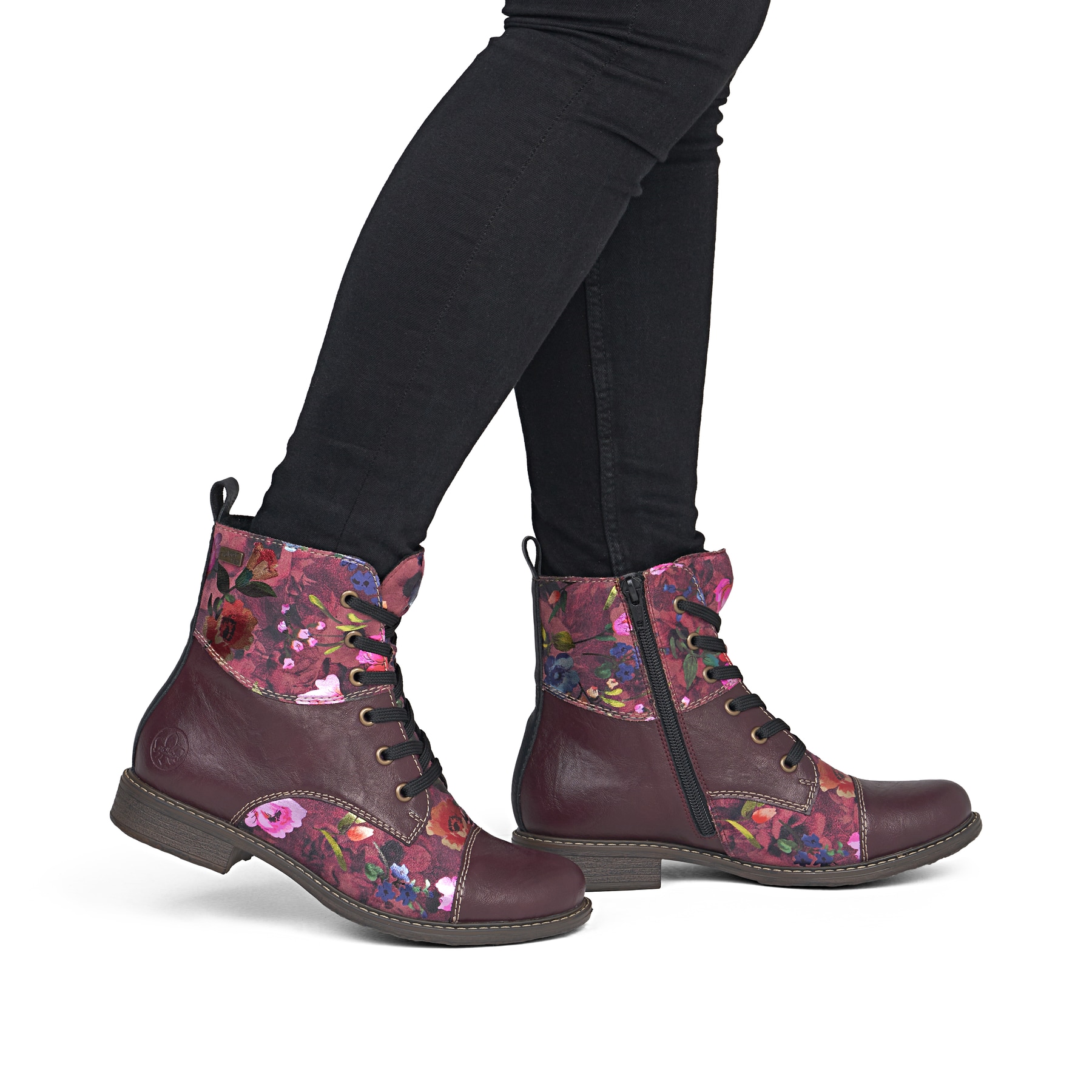 Bottes à lacets Rieker rouges femmes 74800-30 avec membrane RiekerTEX. Chaussure au pied.