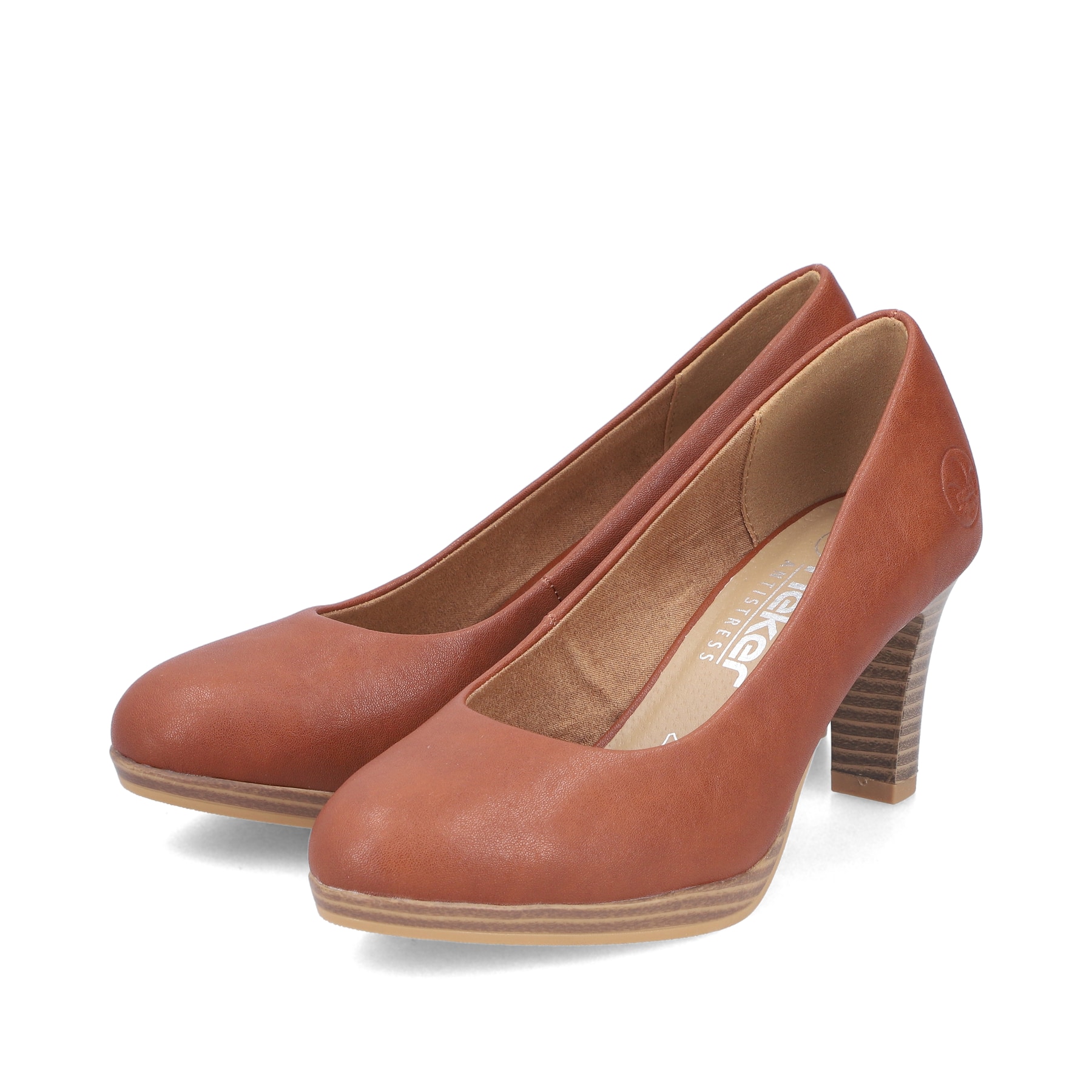 Braune Rieker Pumps 41560-23 aus Glattleder mit einer griffigen Sohle. Schuhpaar seitlich schräg.
